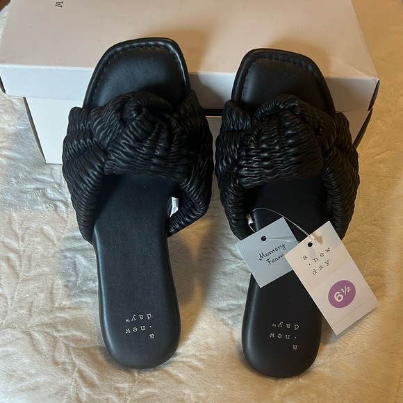 A New Day Ruth Sandals - Picture 1 of 4